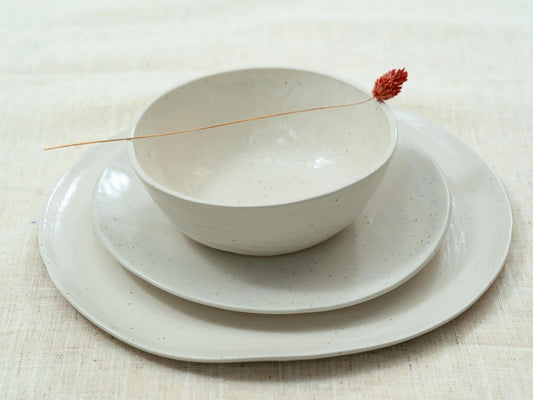 סט לבן בעבודת יד – קערה, צלחת בינונית וצלחת עיקרית