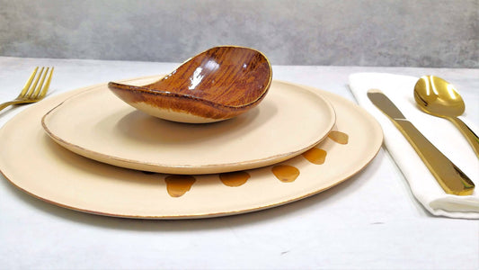 סט קרמיקה בעבודת יד בגווני שמנת וזהב