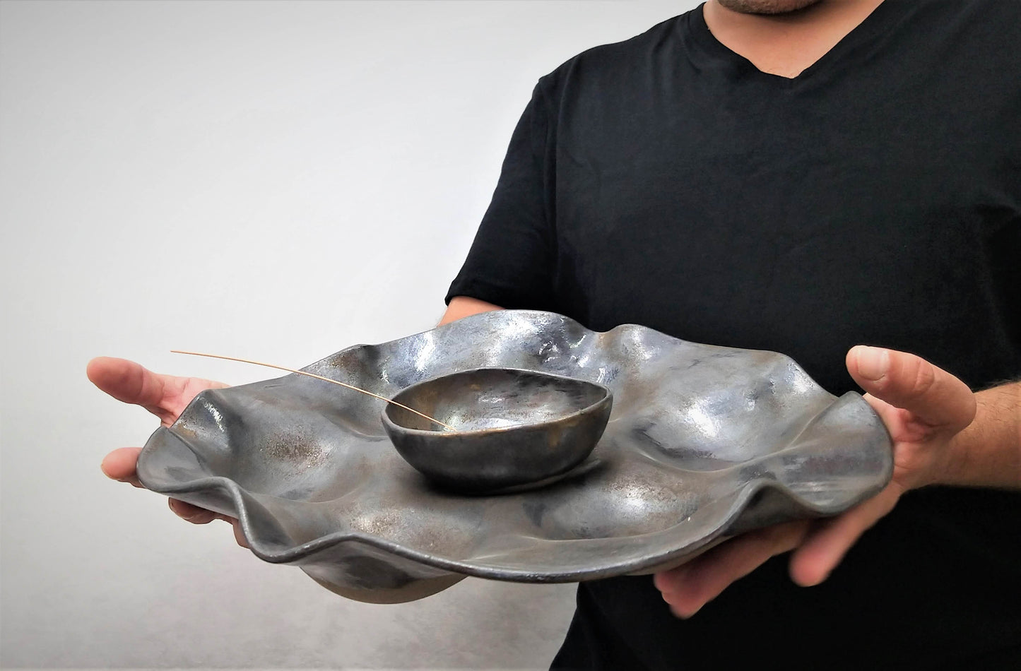 צורה חדשנית של גלים ותאים בצלחת קרמיקה שחורה להנחת מרכיבי הסדר