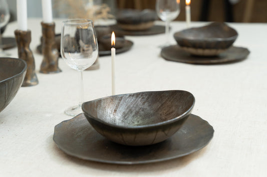 קערת קרמיקה שחורה על צלחת