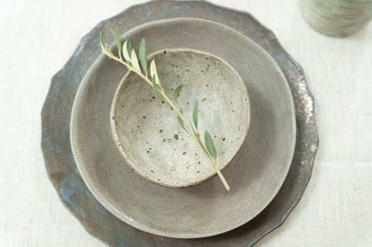 סט קרמיקה בעבודת יד בסגנון כפרי