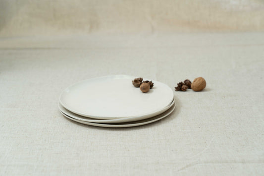 צלחת קרמיקה לבנה בעבודת יד בקוטר 27 ס"מ