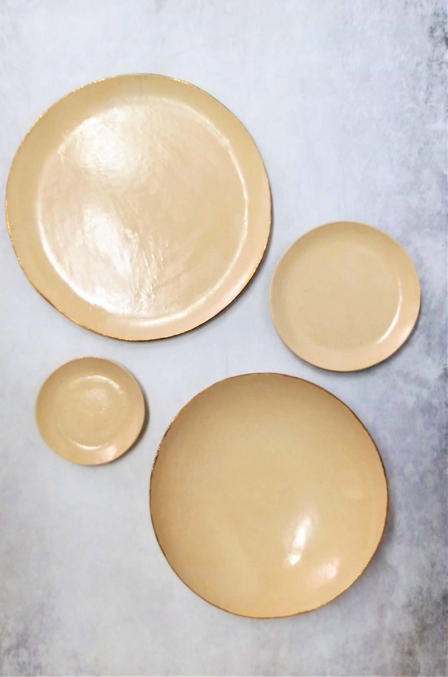 סט צלחות קרמיקה שמנת וזהב