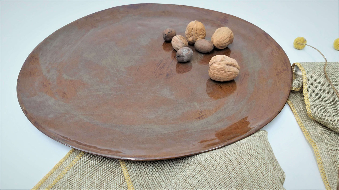 מגש עגול עם אגוזים