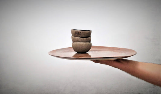 סט הגשה של שלוש קעריות ומגש עגול מקרמיקה