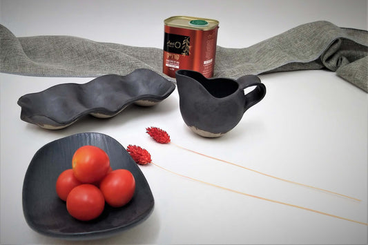 צלחת מטבלים קנקן קטן לרוטב וצלחת אובלית מקרמיקה צבע שחור