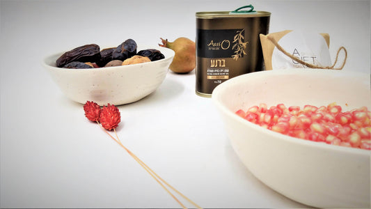 קערות לבנות ושמן זית