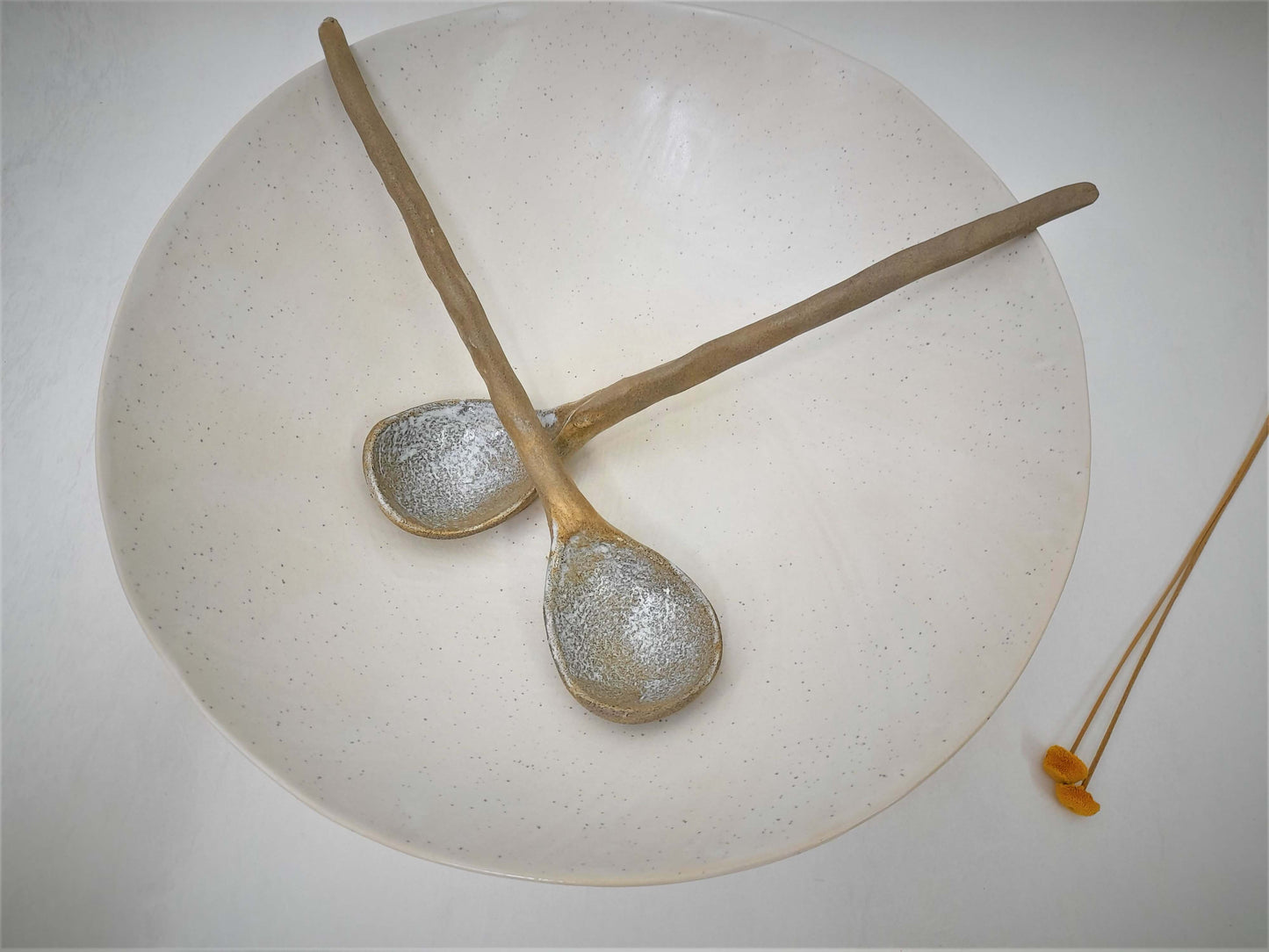 קערת סלט גדולה ושתי כפות בצבע לבן מקרמיקה