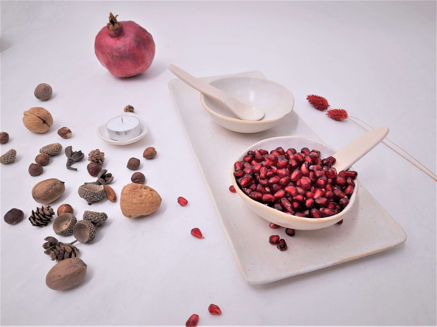 שתי קעריות על מגש מלבני בצבע לבן מקרמיקה