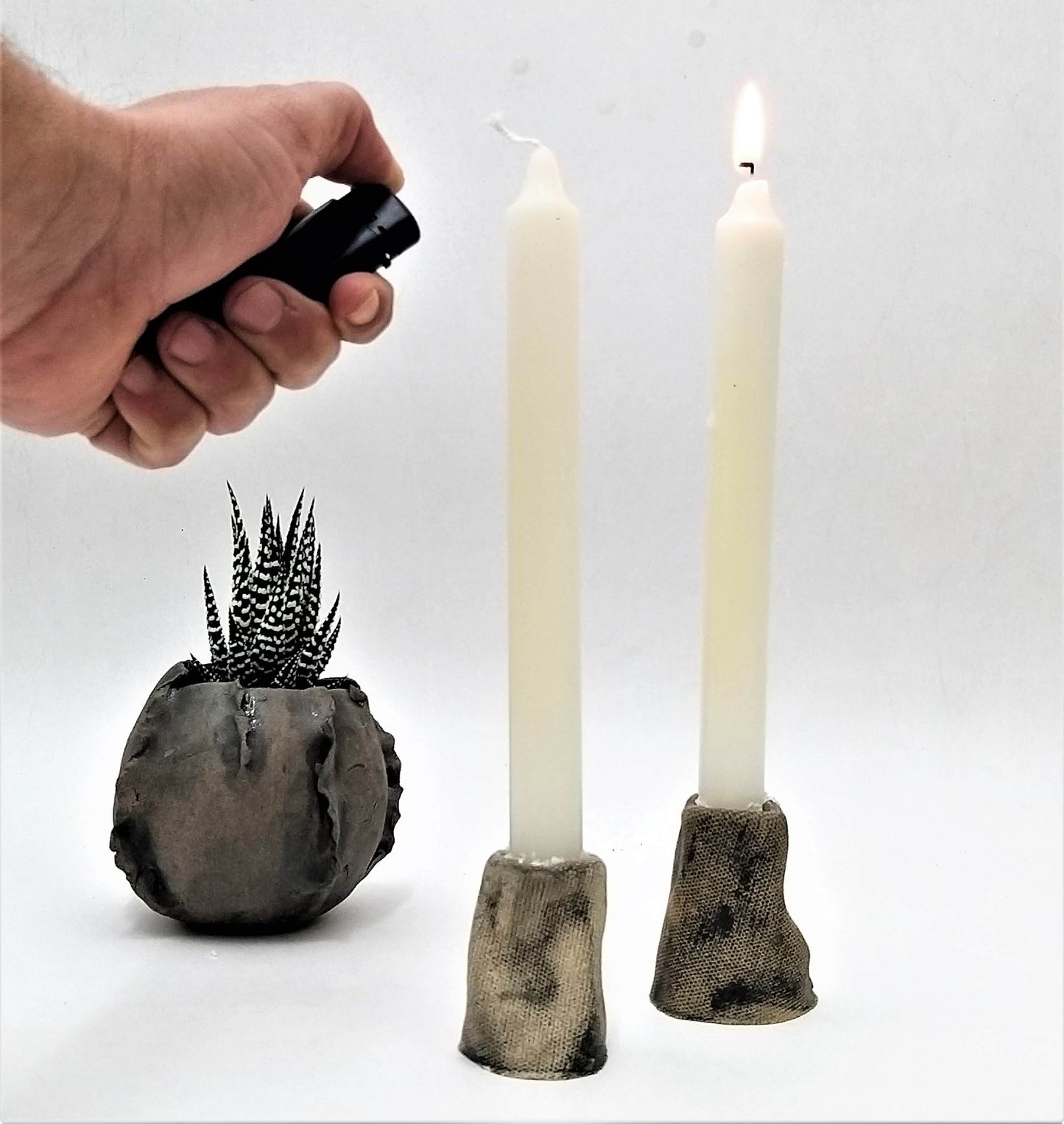 מחזיקי נר בצבע אפור שחור