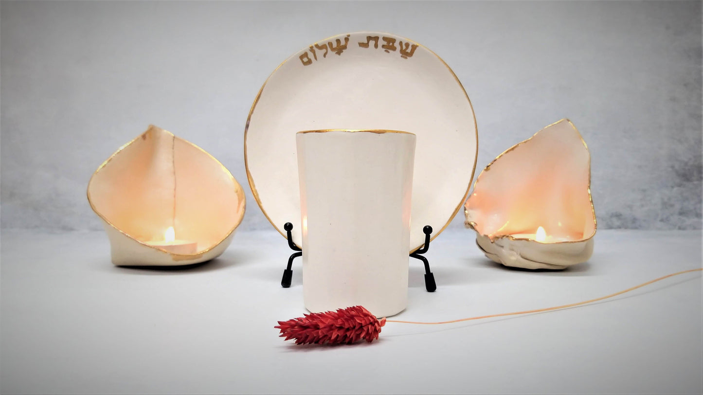 ערכת כוס קידוש ופמוטים בצבע לבן וזהב מקרמיקה