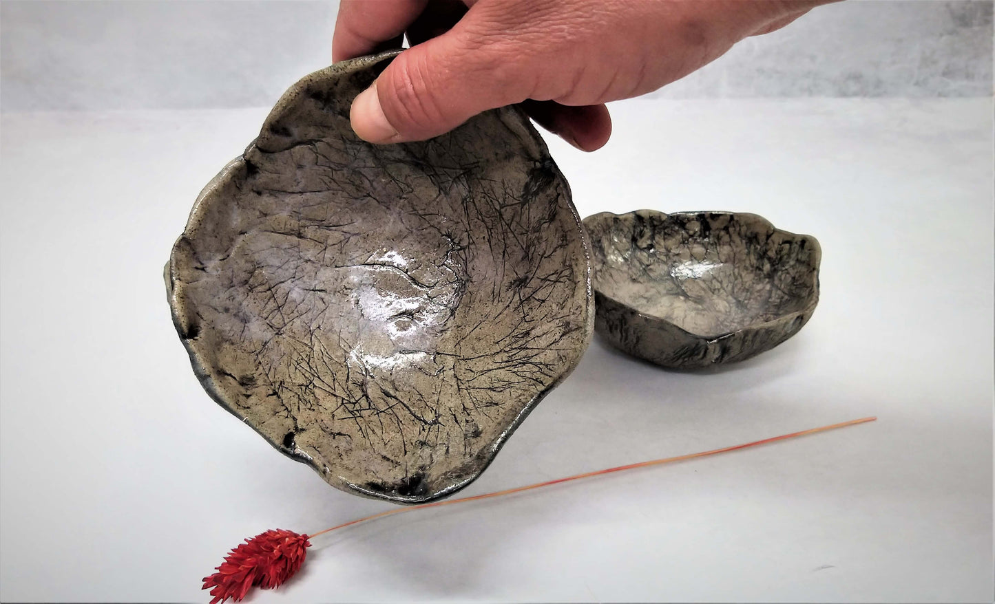 קערית קרמיקה עבודת יד בצבע אפור שחור