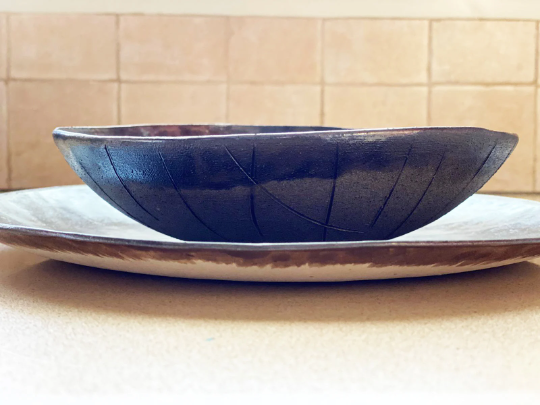 קערה על צלחת מקרמיקה