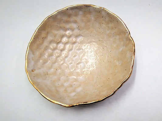 קערת קרמיקה בצבע בז' עם פס זהב