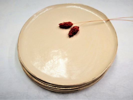 צלחות קרמיקה בצבע שמנת עם פס זהב