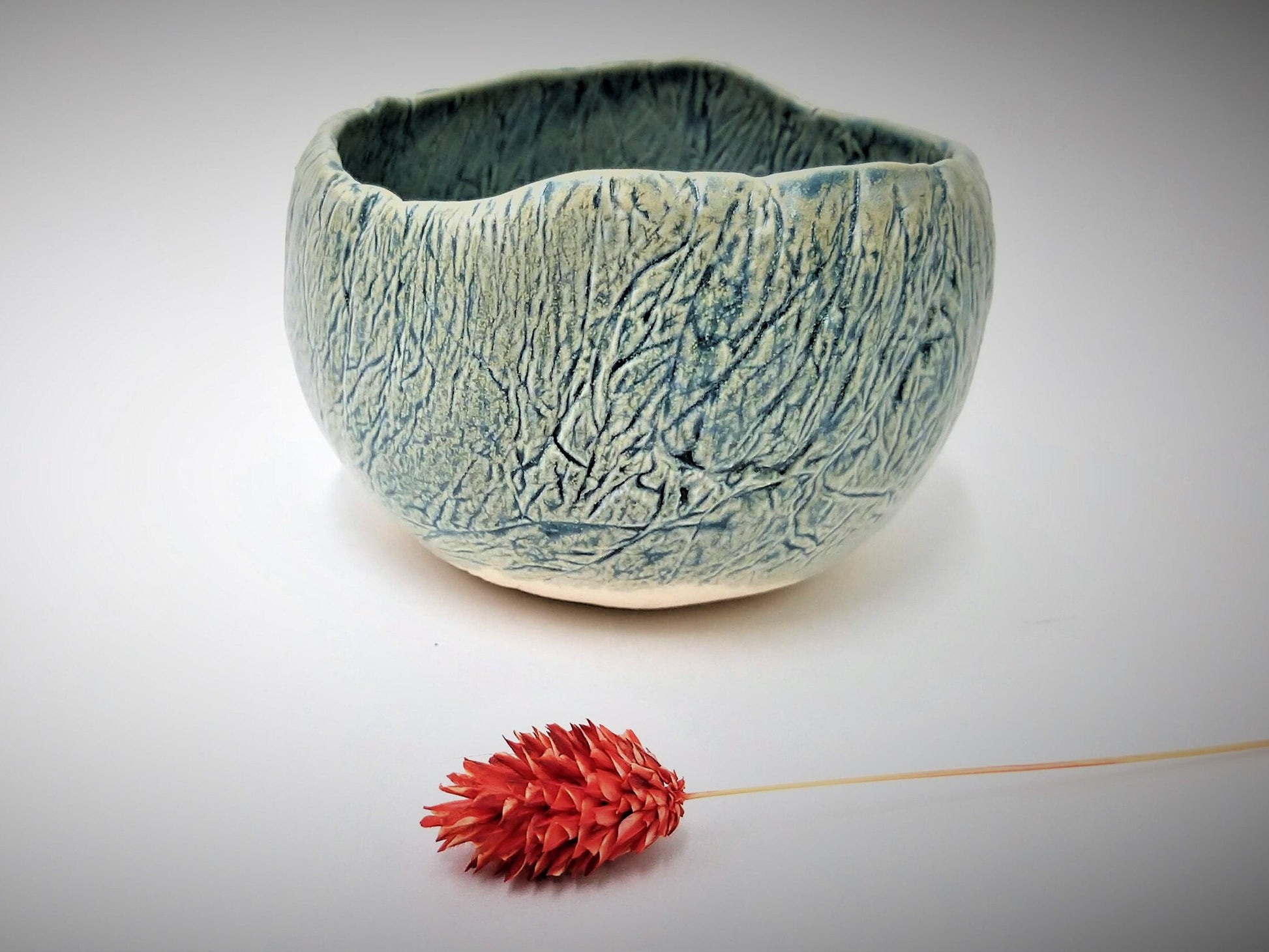 קערת קרמיקה בצבעי תכלת וצהוב