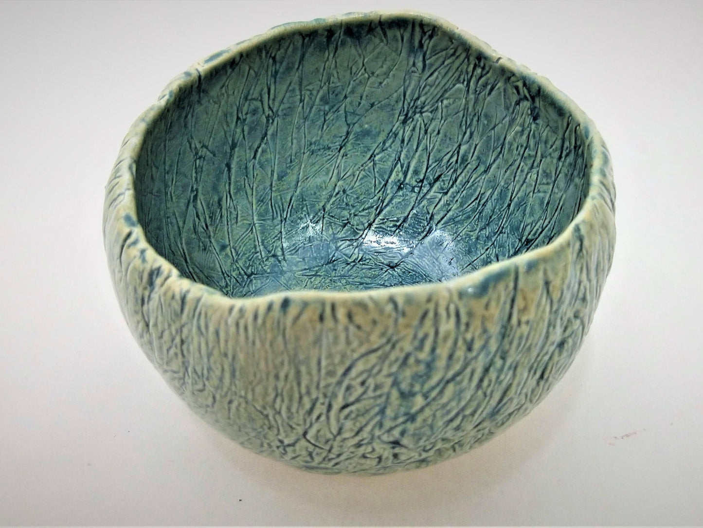 קערת קרמיקה עבודת יד בגווני תכלת וצהוב