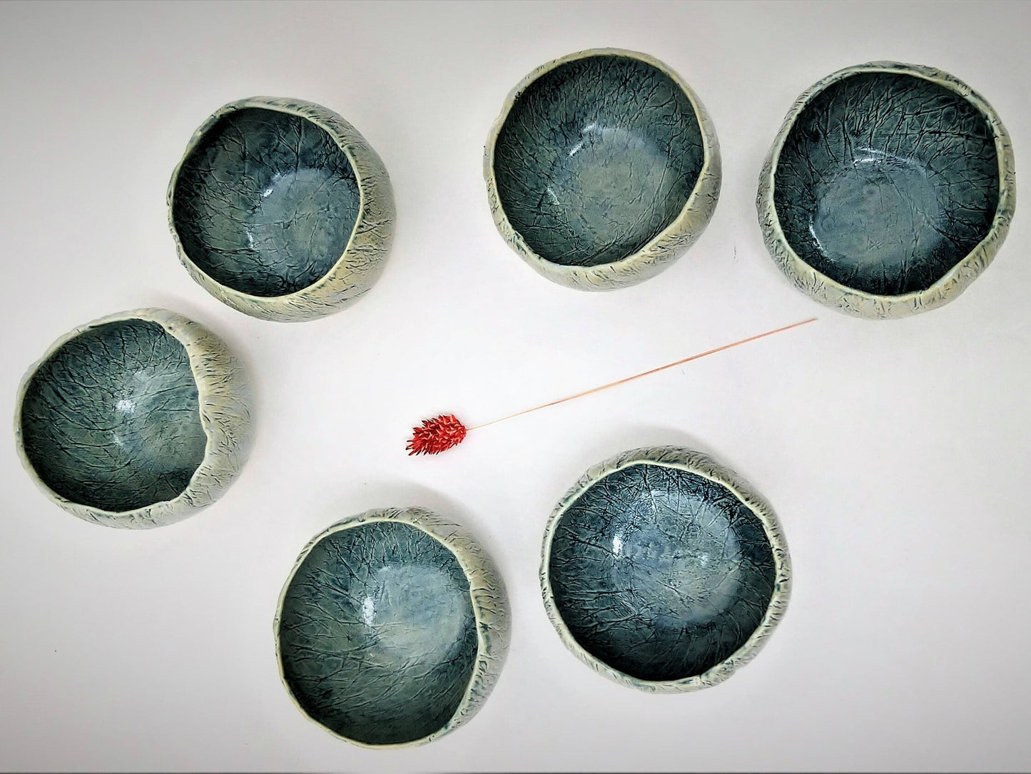 קערות מקרמיקה בגווני תכלת וצהוב