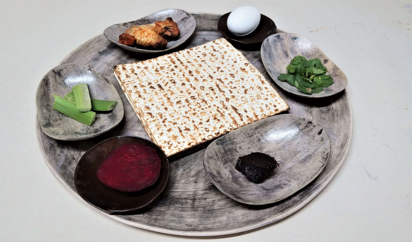צלחת פסח מעוצבת מקרמיקה בעבודת יד