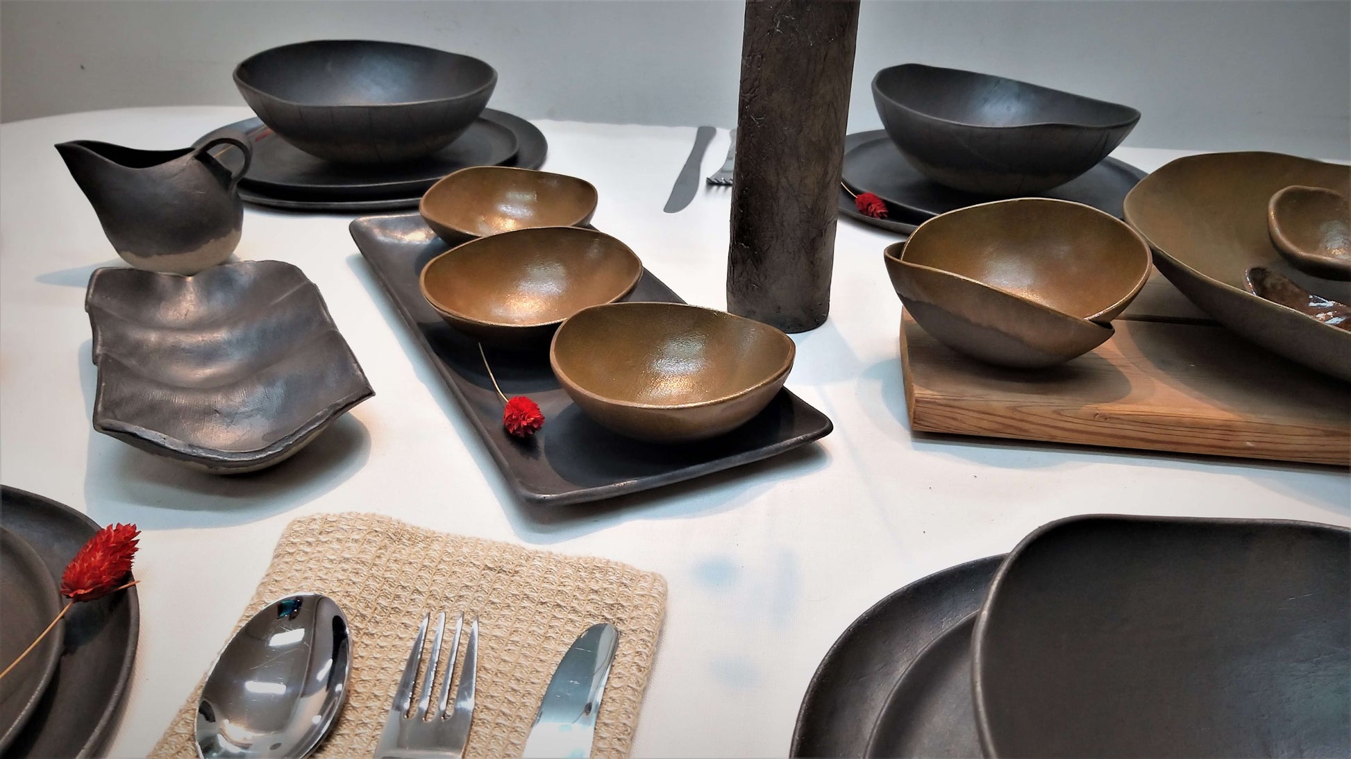 צלחות וקערות מקרמיקה עבודת יד בסגנון יפני מונחות על שולחן