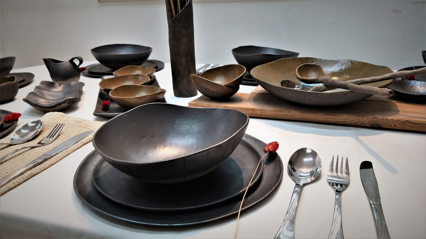 סט כלי אוכל מקרמיקה בצבע שחור וחום