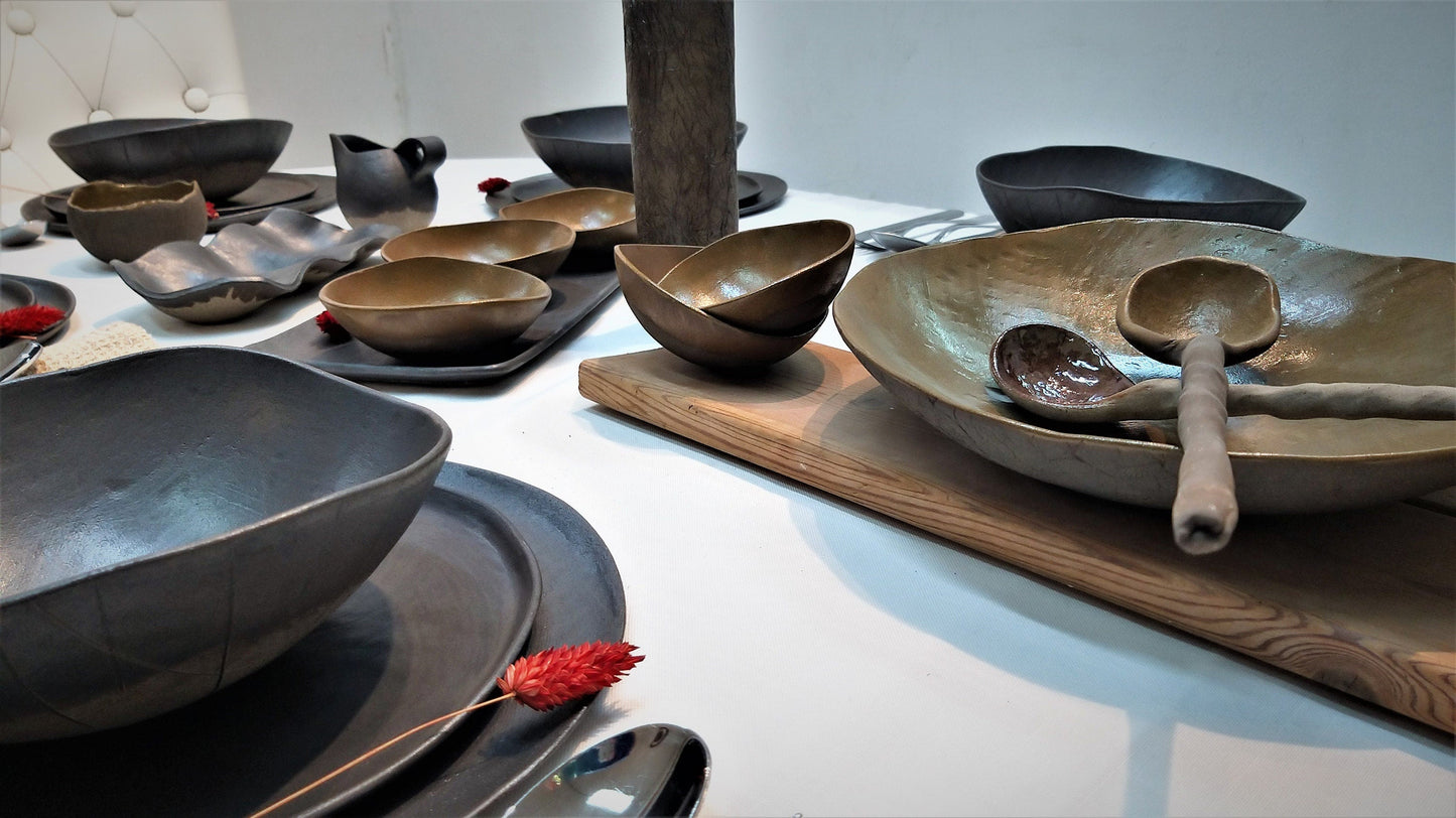 סט יוקרתי מקרמיקה ערוך על שולחן אוכל