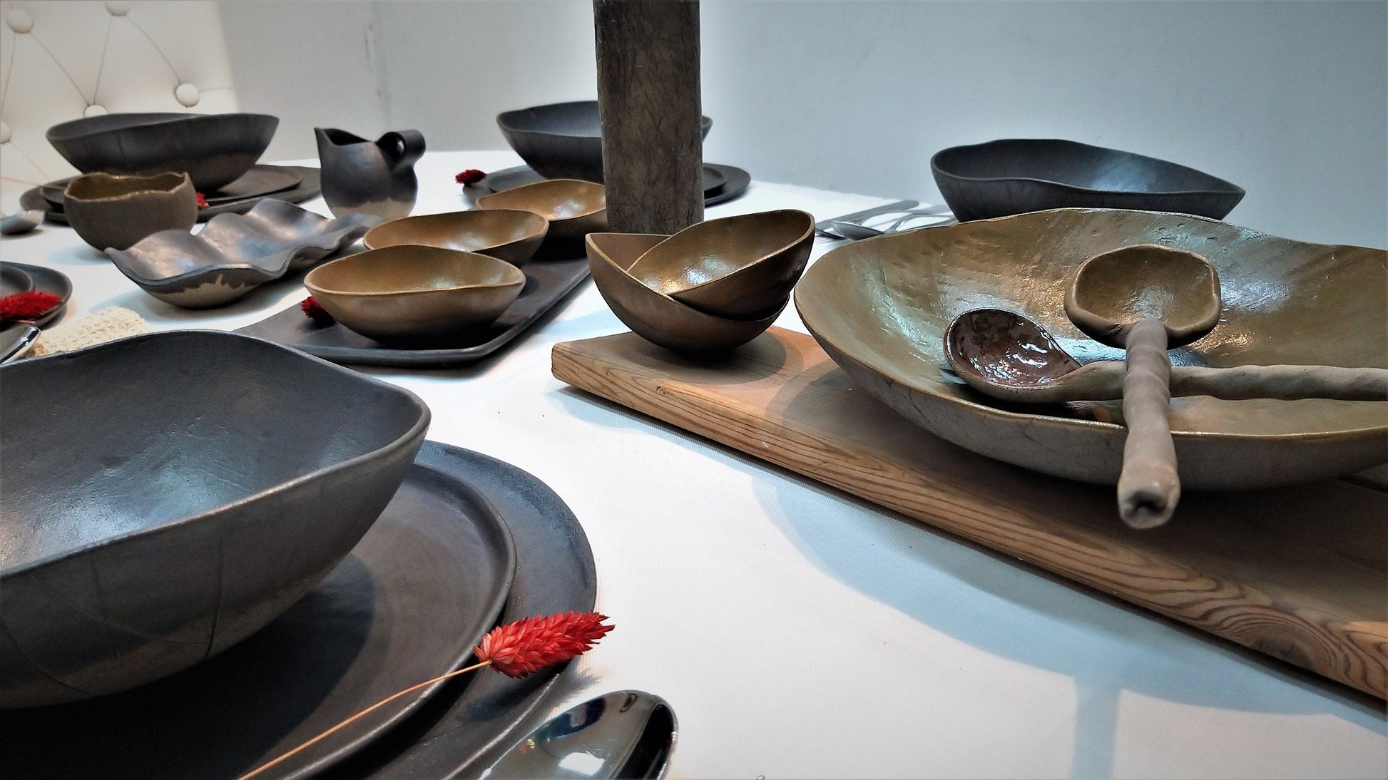 סט יוקרתי מקרמיקה ערוך על שולחן אוכל