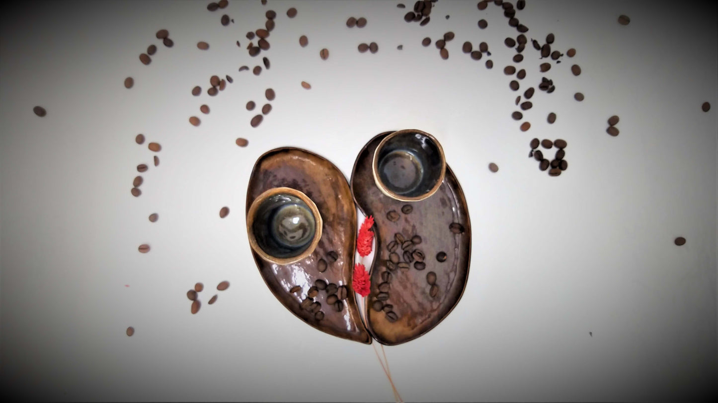 ערכת קפה משני ספלים ושתי תחתיות שיוצר לב