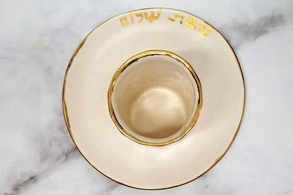 כוס קידוש ותחתית עם אותיות זהב שבת שלום