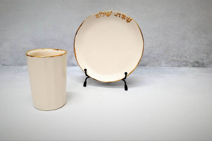כוס קידוש ותחתית בלבן וזהב עם כיתוב שבת שלום