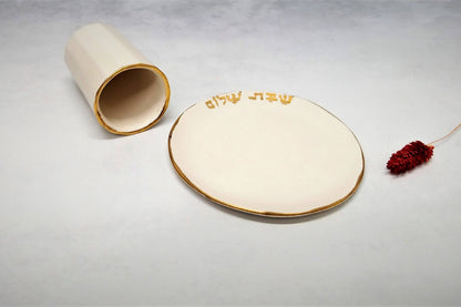 כוס קרמיקה עם תחתית עליה כיתוב בזהב של שבת שלום 