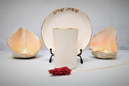 ערכת כוס קידוש ופמוטים בצבע לבן וזהב מקרמיקה