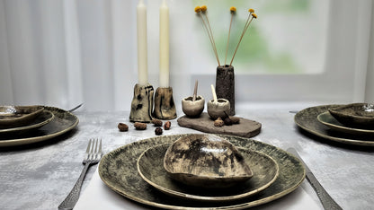 שולחן עם סט צלחות קרמיקה עבודת יד