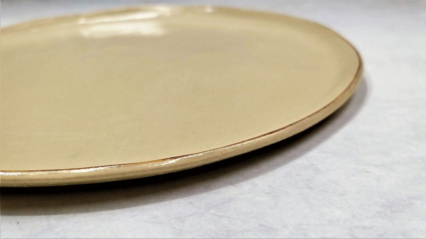 צלחת קרמיקה עבודת יד בצבע שמנת עם זהב  