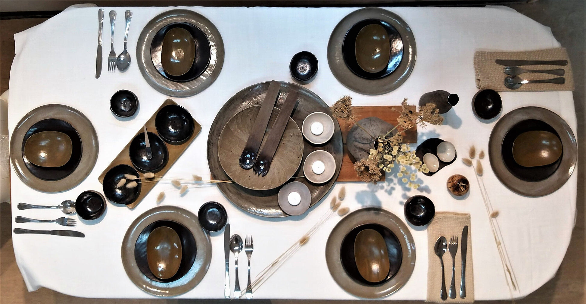 שולחן עם כלי אוכל מקרמיקה בעבודת יד