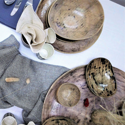 סידור של כלי אוכל מקרמיקה על שולחן